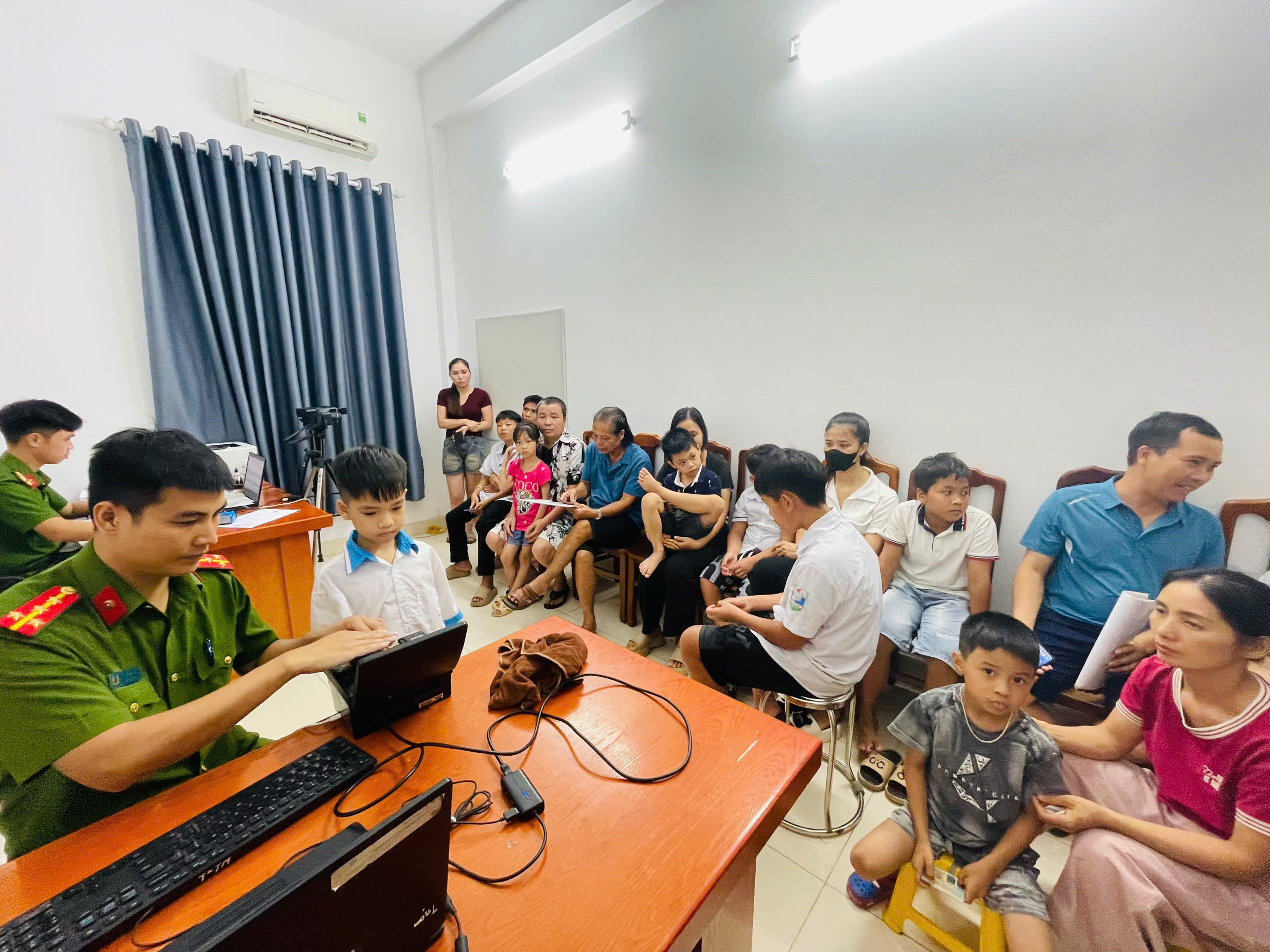 Công an xã Thanh Miện tăng cường cấp căn cước, định danh điện tử cho học sinh